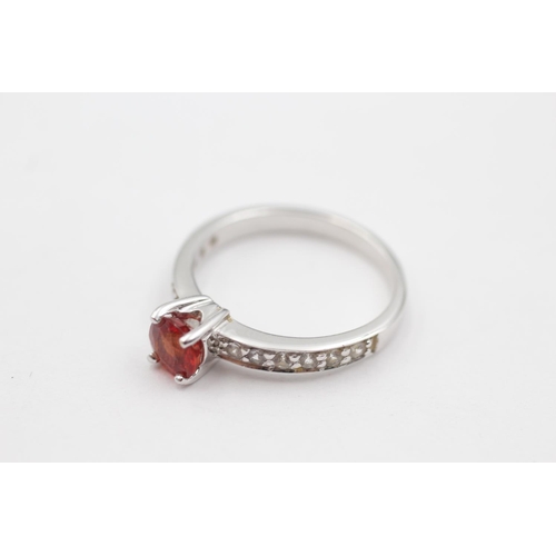 15 - 9ct white gold red gemstone ring (3g) size N