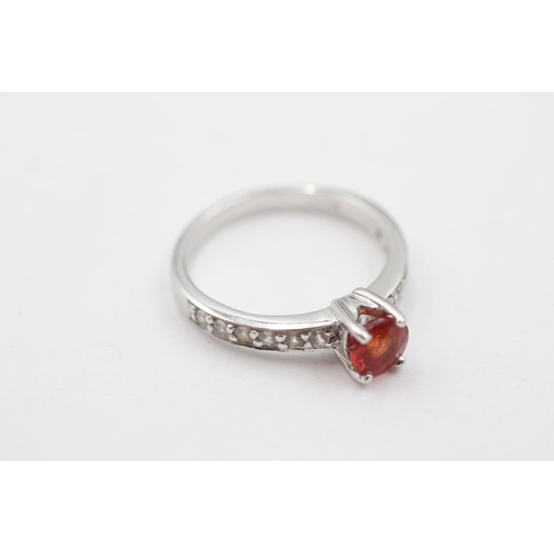 15 - 9ct white gold red gemstone ring (3g) size N