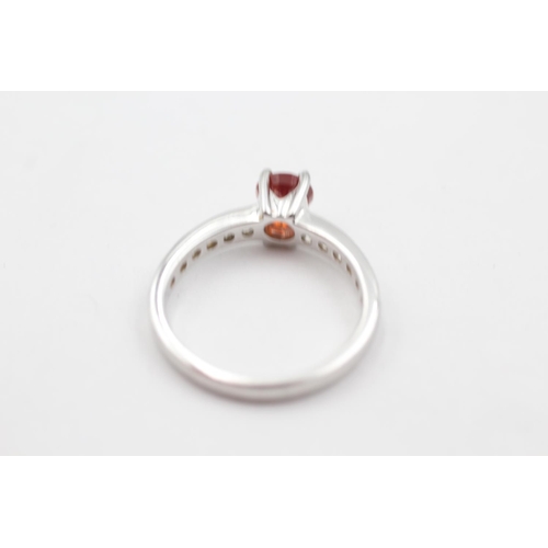 15 - 9ct white gold red gemstone ring (3g) size N