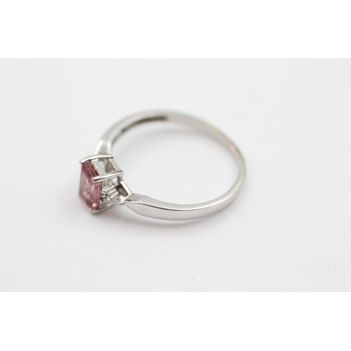 22 - 9ct white gold diamond sided tourmaline ring (1.7g) size N