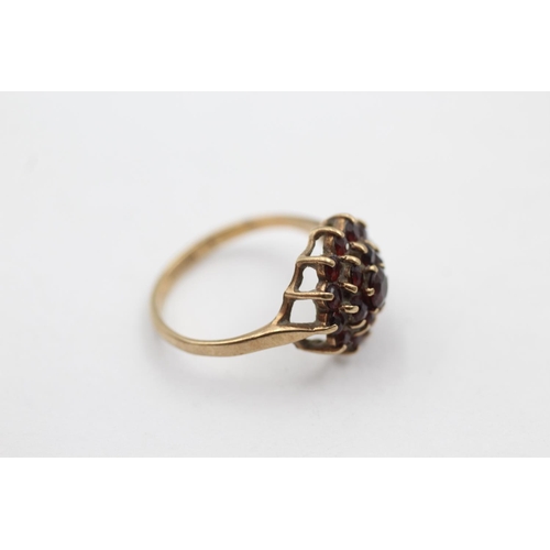 4 - 9ct gold garnet cluster ring (2g) size J