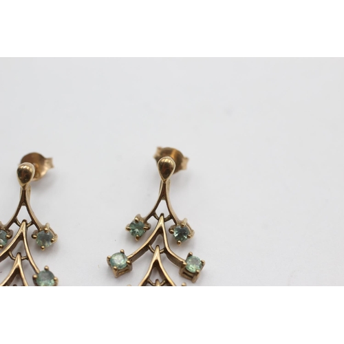 40 - 9ct gold green gemstone drop earrings (5.1g)