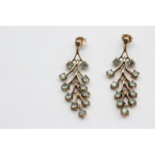 40 - 9ct gold green gemstone drop earrings (5.1g)