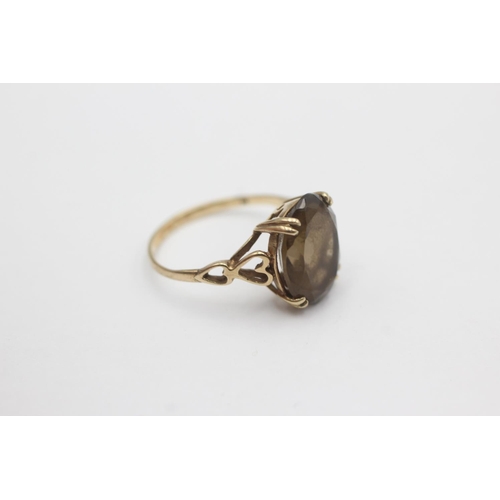 57 - 9ct gold cutwork framed smokey quartz ring (2.4g) size O