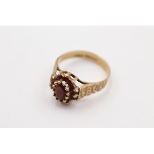 8 - 9ct gold textured band garnet floral set ring (2.7g) size N