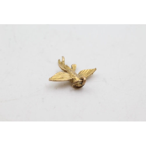 10 - 10ct gold flying fish pendant on chain (2.2g)