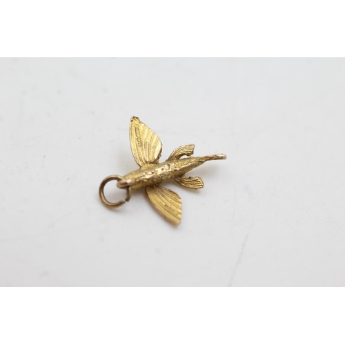 10 - 10ct gold flying fish pendant on chain (2.2g)