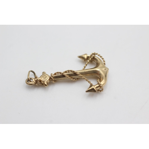 101 - 9ct gold rope wrapped anchor pendant (0.9g)