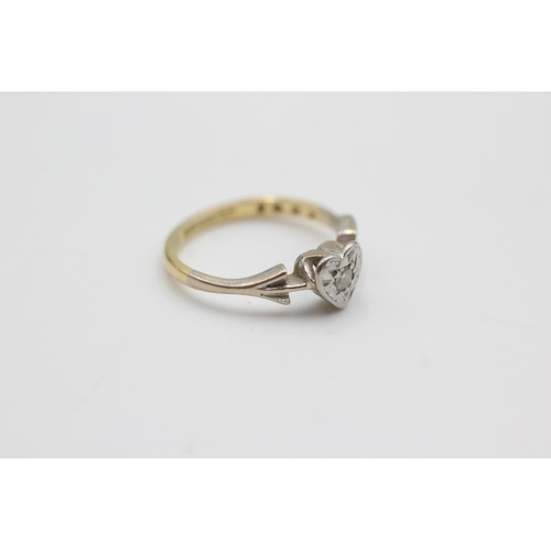 102 - 18ct gold & platinum diamond detailed heart arrow ring (2.6g)  Size K