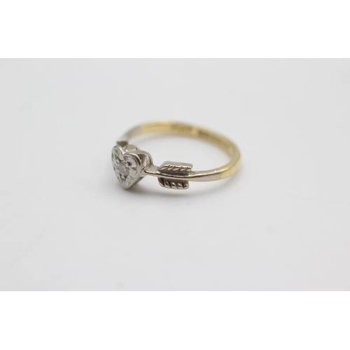 102 - 18ct gold & platinum diamond detailed heart arrow ring (2.6g)  Size K