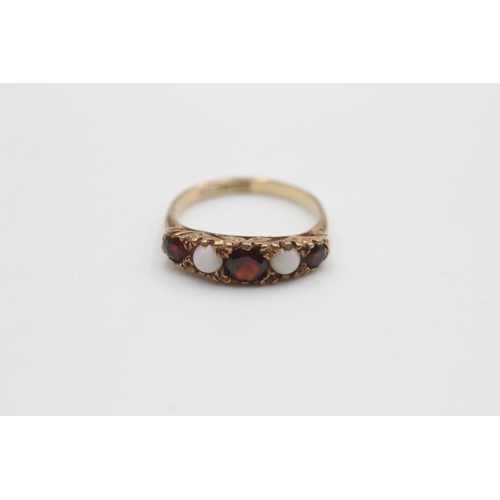 105 - 9ct gold garnet & opal fronted ornate framed ring (3g)  Size Q