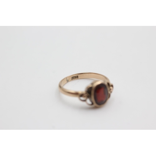 108 - 9ct rose gold garnet ring (1.9g)  Size J