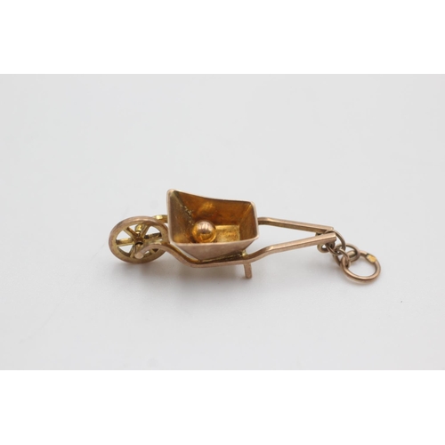 109 - 9ct gold wheelbarrow charm (1.4g)