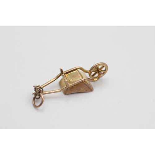 109 - 9ct gold wheelbarrow charm (1.4g)