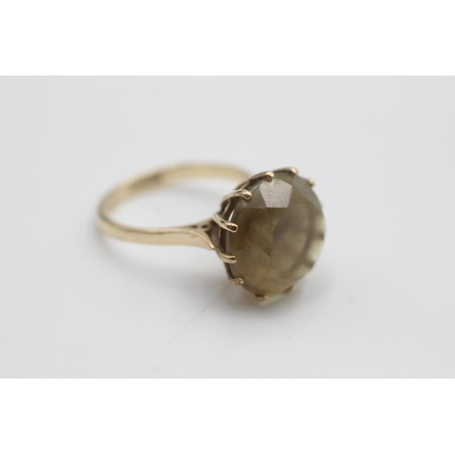 120 - 9ct gold round cut vitrine cocktail ring (4.6g)  Size P