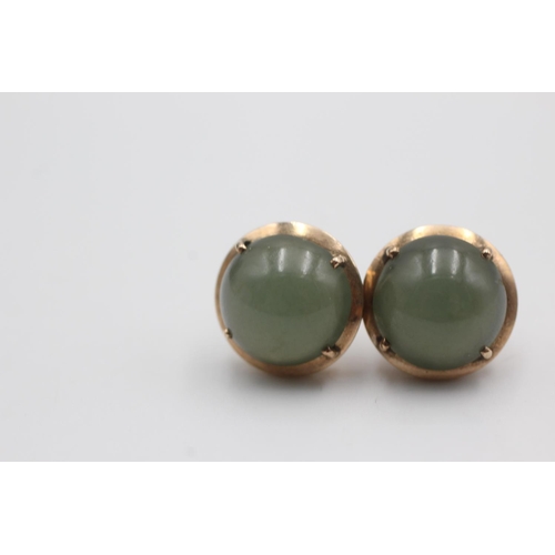 123 - 9ct gold nephrite stud earrings (5.2g)