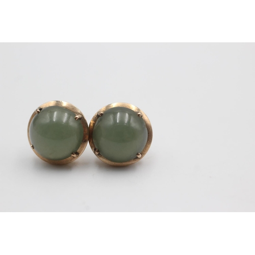 123 - 9ct gold nephrite stud earrings (5.2g)