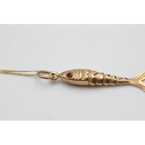 125 - 9ct gold paste eye's articulated fish pendant necklace (1.7g)