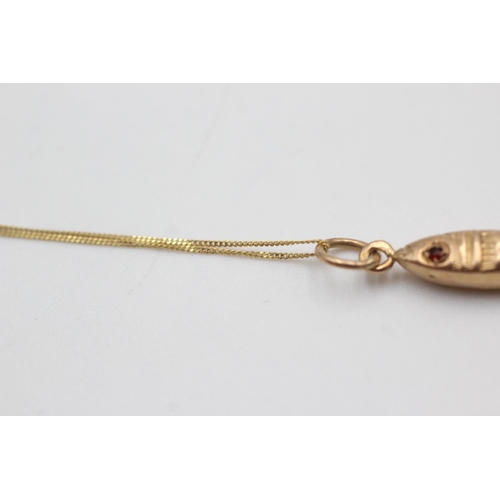 125 - 9ct gold paste eye's articulated fish pendant necklace (1.7g)