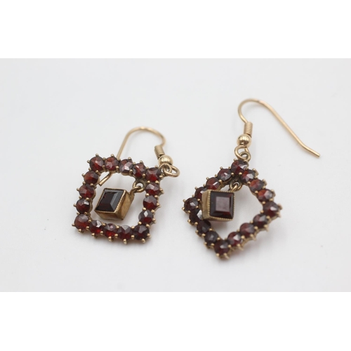 126 - 9ct gold garnet drop earrings (4.2g)