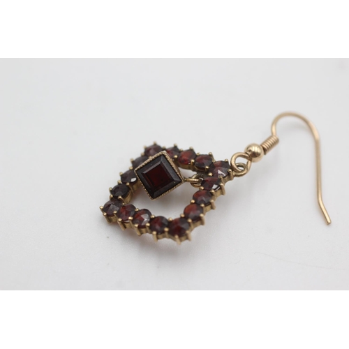 126 - 9ct gold garnet drop earrings (4.2g)