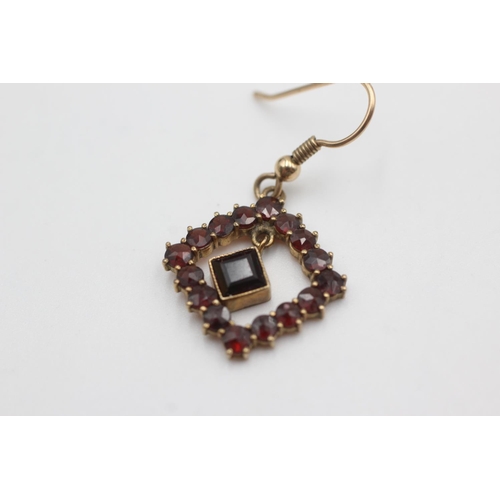 126 - 9ct gold garnet drop earrings (4.2g)