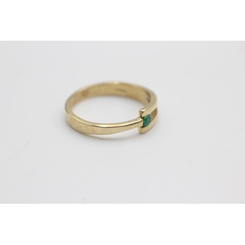 131 - 9ct gold chrysoprase ring (2.9g)  Size O