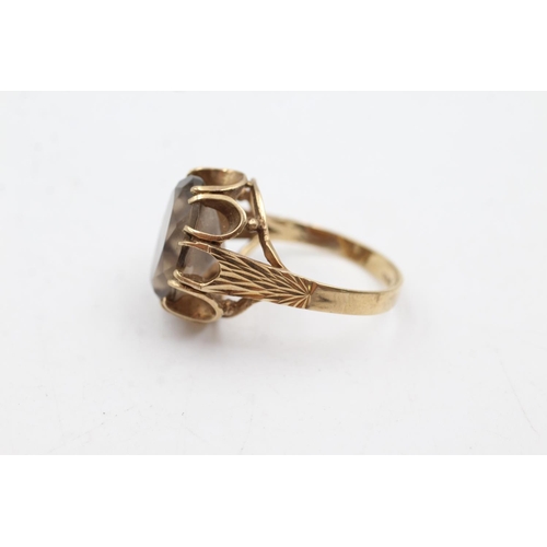 14 - 9ct gold smokey quartz claw set ring (4.1g)  Size N