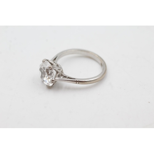 16 - 18ct white gold sapphire ring (3.5g)  Size K