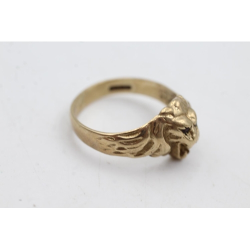 24 - 9ct gold roaring lion ring with garnet eyes (4.2g)  Size T