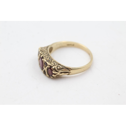 25 - 9ct gold garnet gypsy set ring (3.6g)  Size P