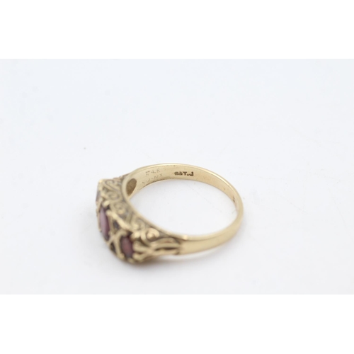 25 - 9ct gold garnet gypsy set ring (3.6g)  Size P