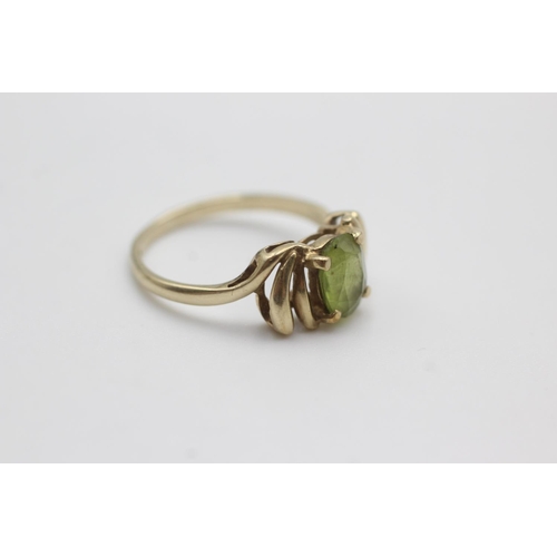 5 - 9ct gold peridot centred ring (2.4g)  Size O