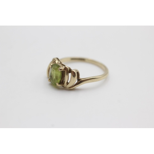 5 - 9ct gold peridot centred ring (2.4g)  Size O