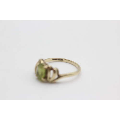 5 - 9ct gold peridot centred ring (2.4g)  Size O