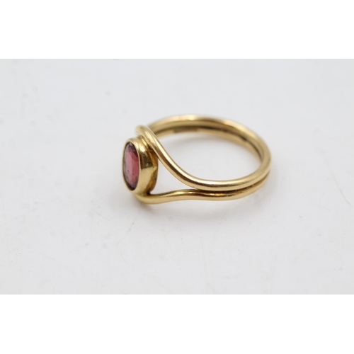 72 - 18ct gold garnet ring (3.7g)  Size K