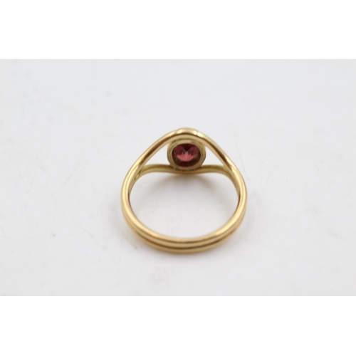 72 - 18ct gold garnet ring (3.7g)  Size K