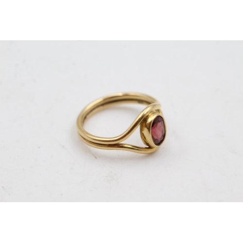 72 - 18ct gold garnet ring (3.7g)  Size K