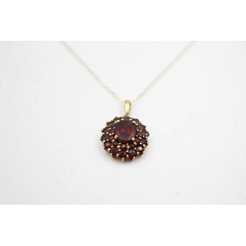 81 - 9ct gold vintage garnet pendant on chain (1.6g)