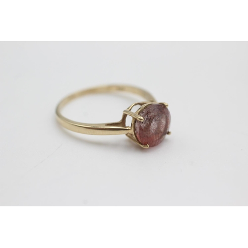 98 - 9ct gold strawberry quartz solitaire ring (2.3g)  Size S