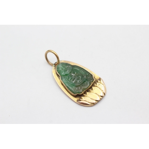 132 - 15ct gold jade pendant (3.9g)