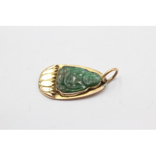 132 - 15ct gold jade pendant (3.9g)