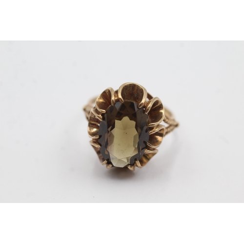 150 - 9ct gold claw set smokey quartz ring (4.6g)  Size P