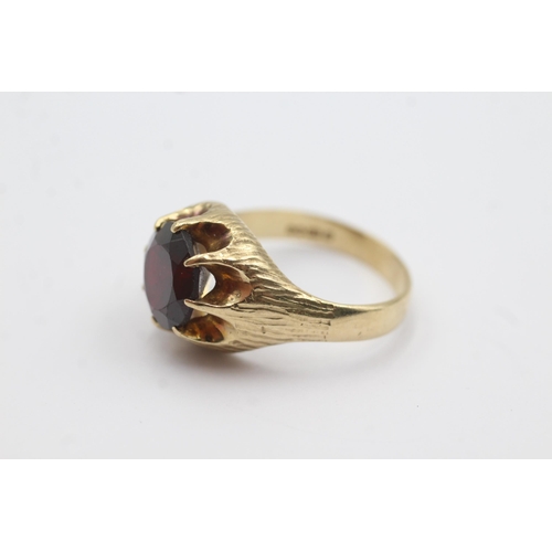 151 - 9ct gold textured claw framed garnet ring (5.8g)  Size  S