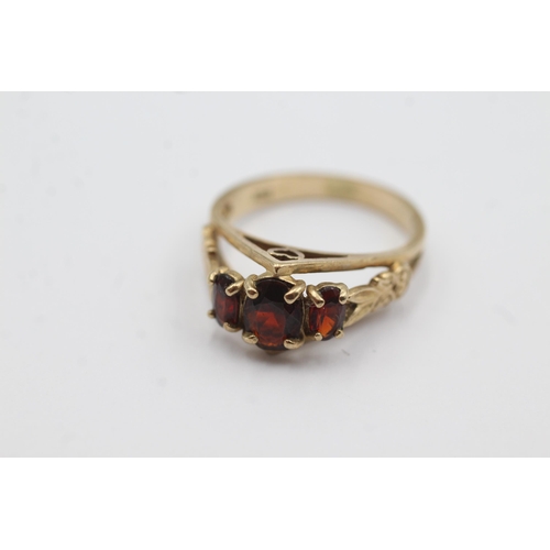 155 - 9ct gold trio set garnet ring (2.8g)  Size  L