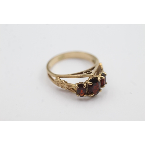 155 - 9ct gold trio set garnet ring (2.8g)  Size  L