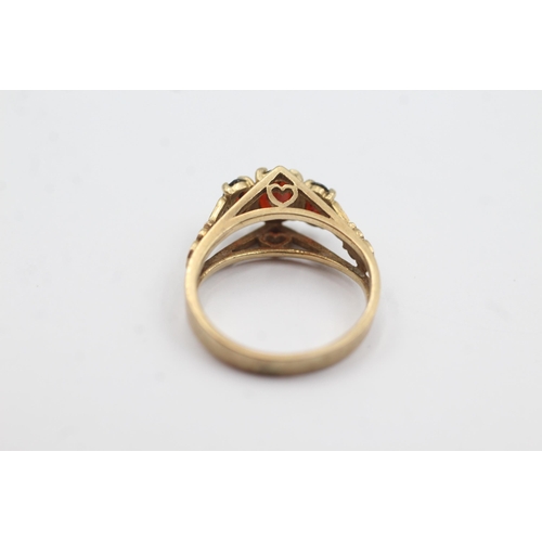 155 - 9ct gold trio set garnet ring (2.8g)  Size  L