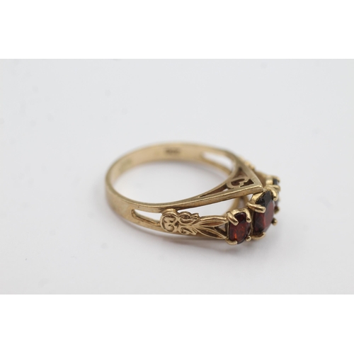 155 - 9ct gold trio set garnet ring (2.8g)  Size  L