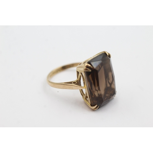 176 - 9ct gold smokey quartz dress ring (5.3g)  Size M