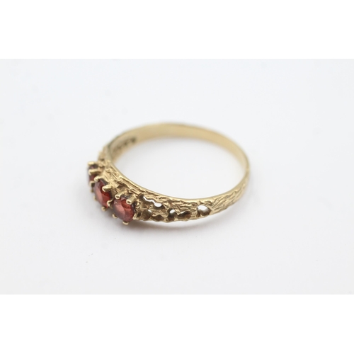 180 - 9ct gold brutalist red gemstone ring (2.4g)  Size U